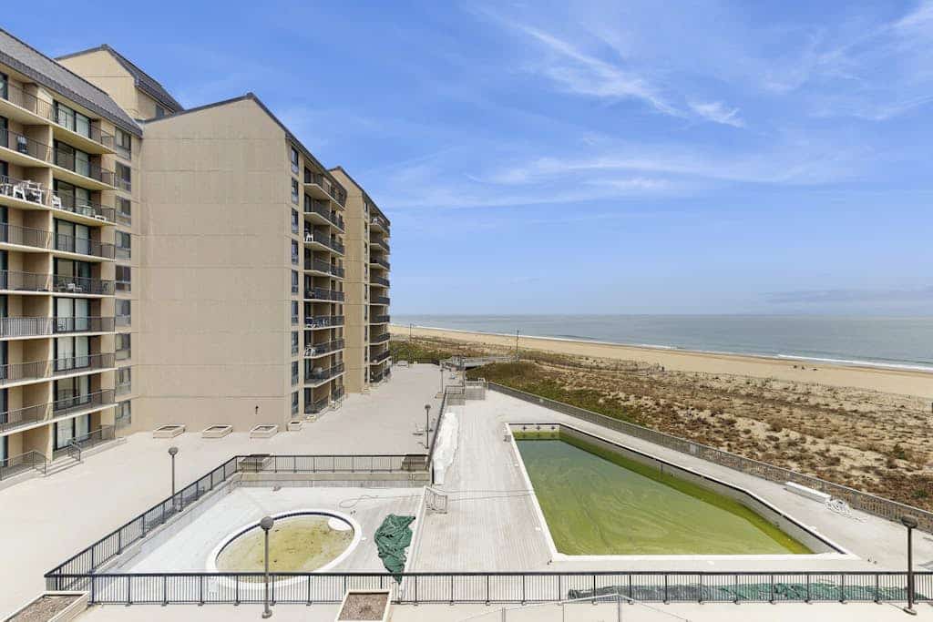 Sea Colony Ocean 4th floor condo w/ free WiFi, balcony, and basketball court