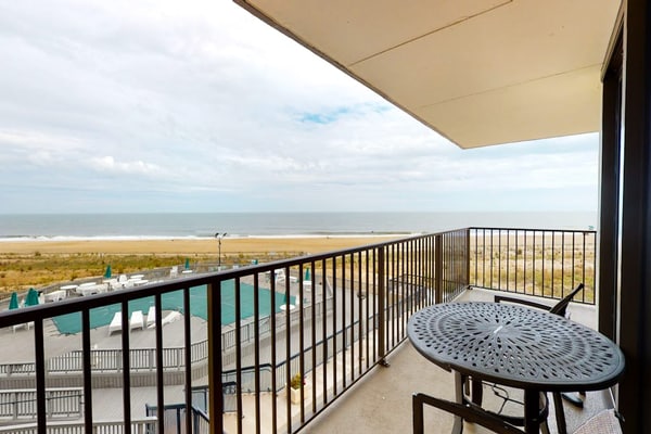 Sea Colony 3rd floor condo w/ shared sauna, gym, pool & ocean view