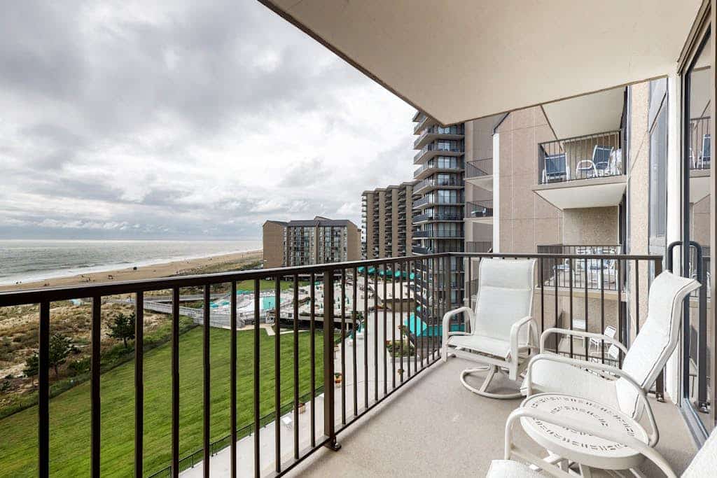Sea Colony 7th floor condo w/ free WiFi, basketball court, and ocean view