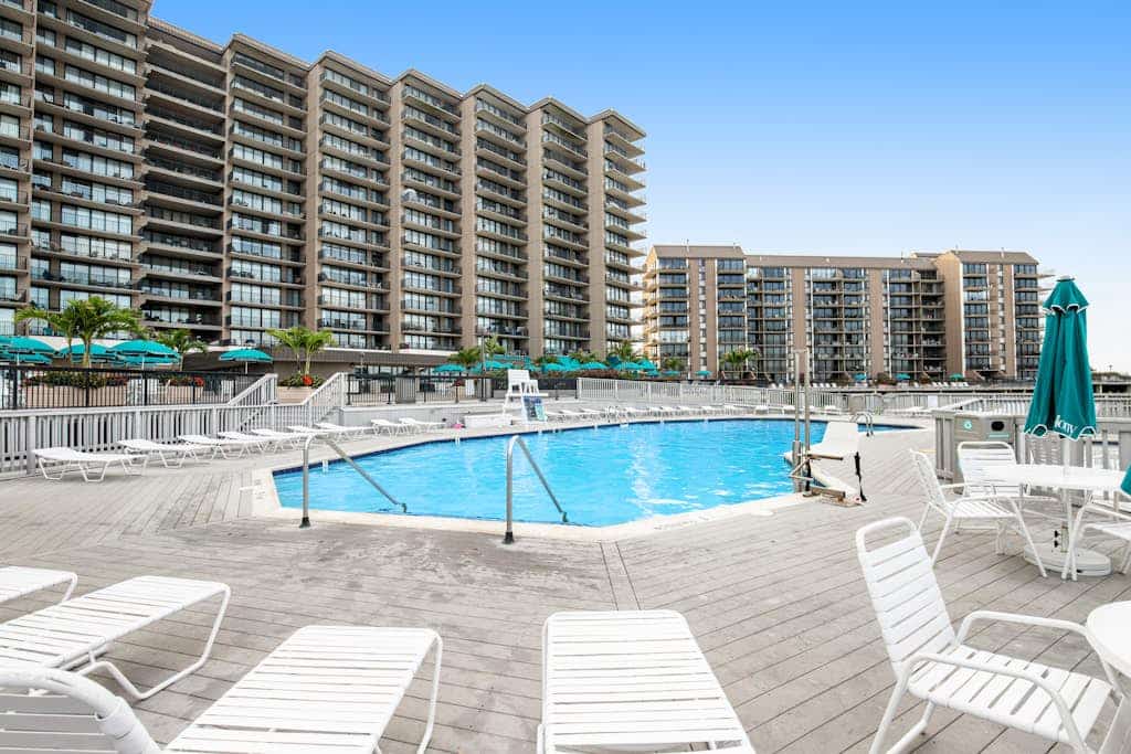 Sea Colony 7th floor condo w/ free WiFi, basketball court, and ocean view
