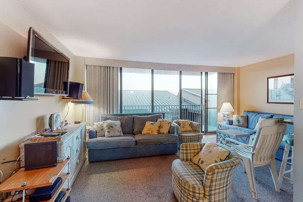 Sea Colony oceanfront 3rd floor condo w/ free WiFi, shared sauna, & tennis court