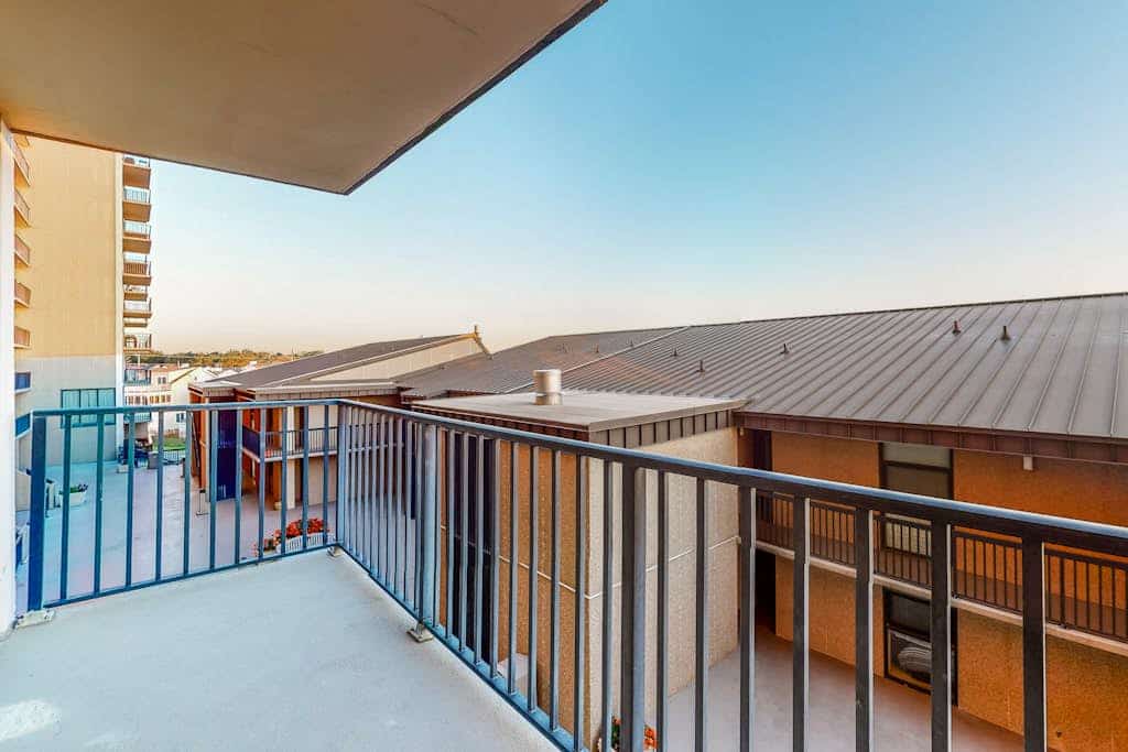 Sea Colony oceanfront 3rd floor condo w/ free WiFi, shared sauna, & tennis court