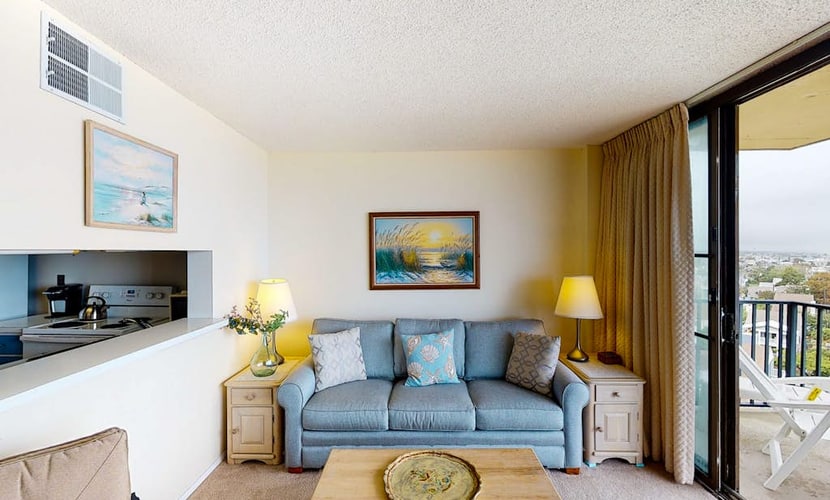 Sea Colony 7th floor condo w/ elevator, shared sauna, balcony & ocean view