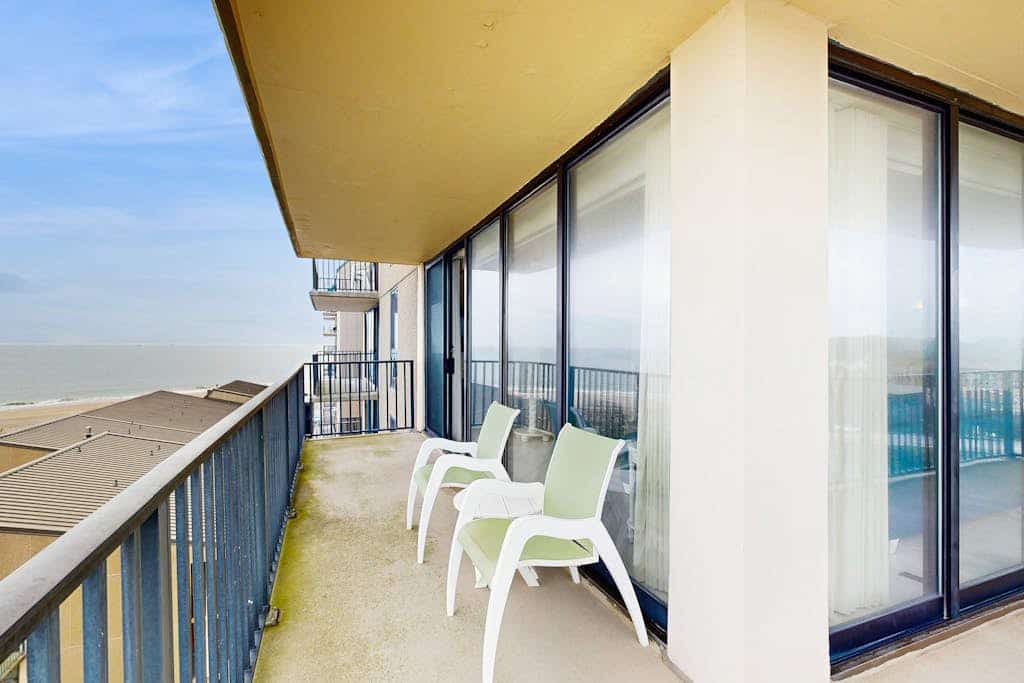 Sea Colony 6th floor condo w/ balcony, shared tennis court & partial ocean view