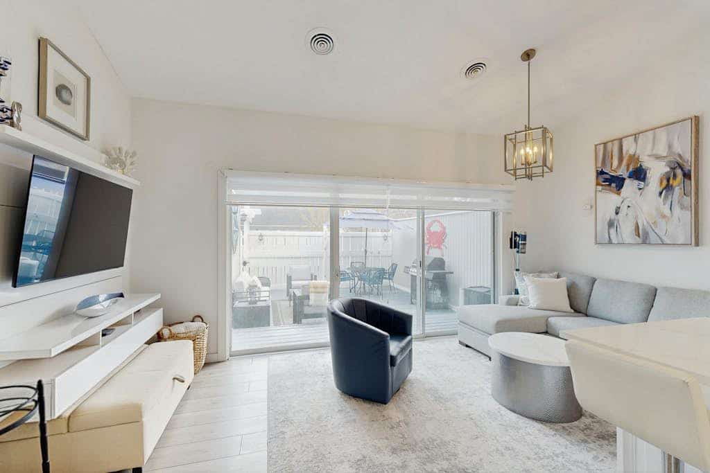 Pristine condo with pools, hot tubs, lovely deck, washer/dryer & central AC