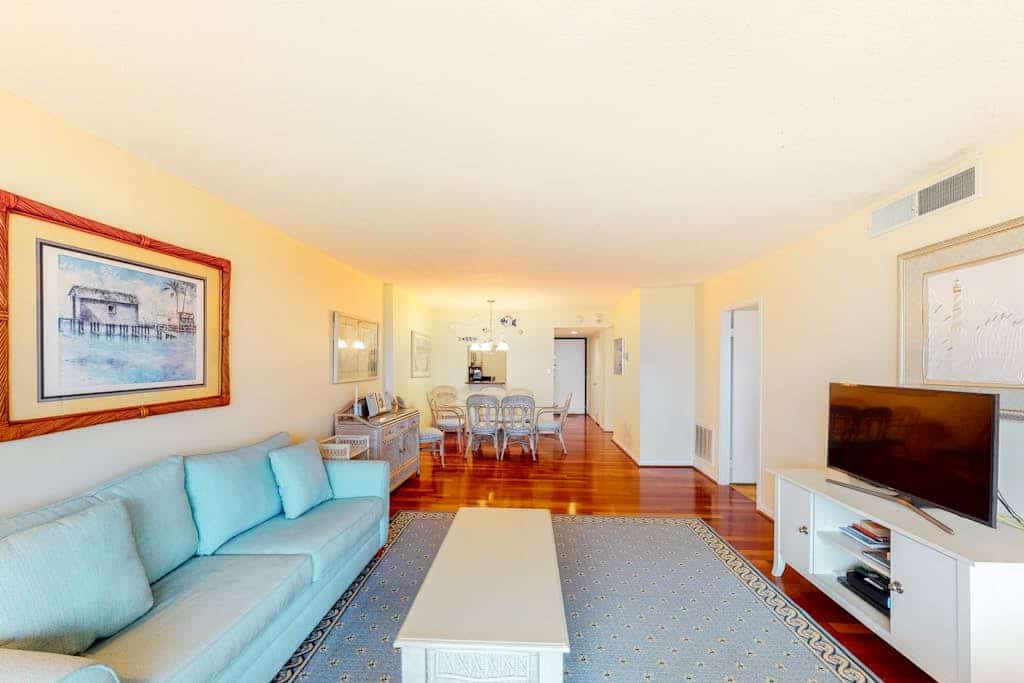 Sea Colony 6th floor condo w/ pool, shared sauna & gym - partial ocean view