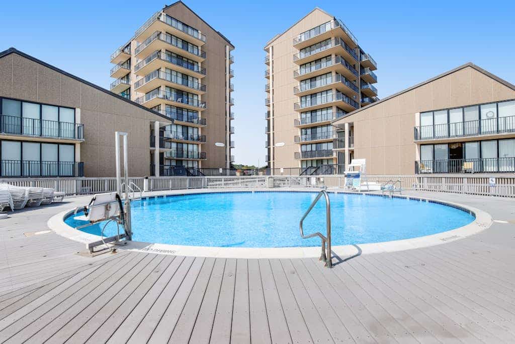Second-Floor Condo with Shared Pool & Hot Tub, and High-Speed WiFi