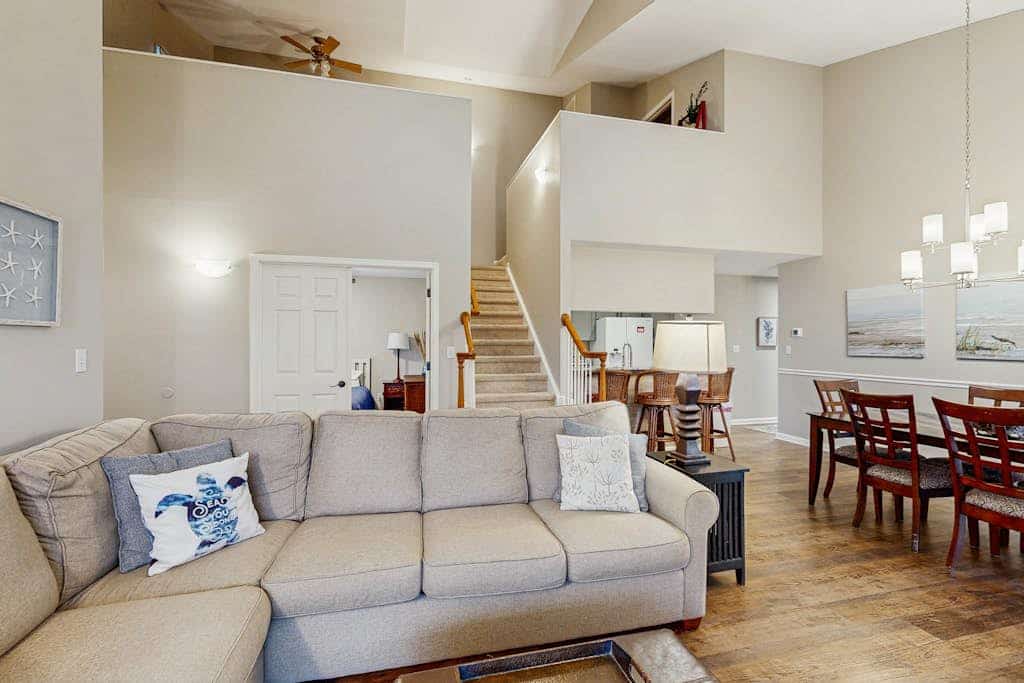 Second-Floor Condo with Shared Pool & Hot Tub, and High-Speed WiFi