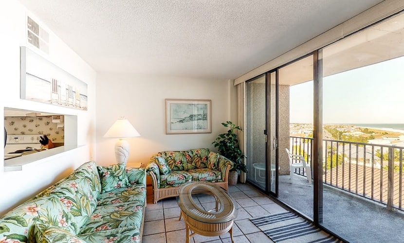 Sea Colony 6th floor condo w/ shared gym, basketball court - partial ocean view