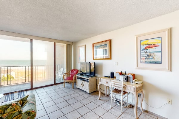 Sea Colony 6th floor condo w/ shared gym, basketball court - partial ocean view