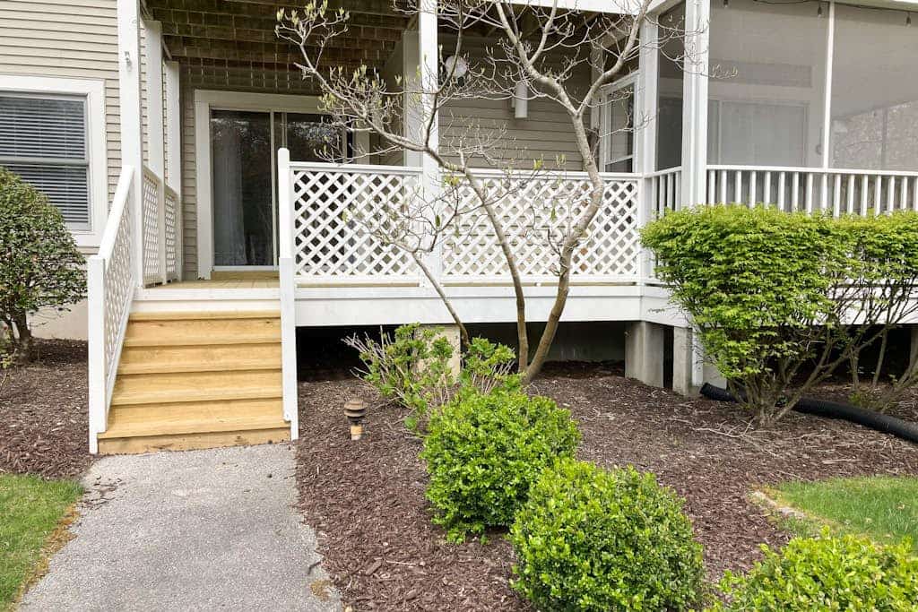 Sea Colony ground floor condo, updated with fast WiFi, gas fireplace, & deck