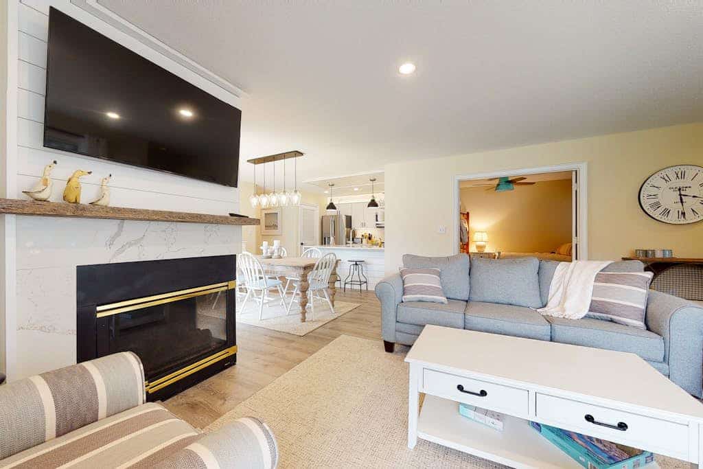 Sea Colony ground floor condo, updated with fast WiFi, gas fireplace, & deck