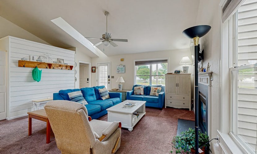 Clearwater Home Close to the Beach w/Shared Pool, Private Washer/Dryer