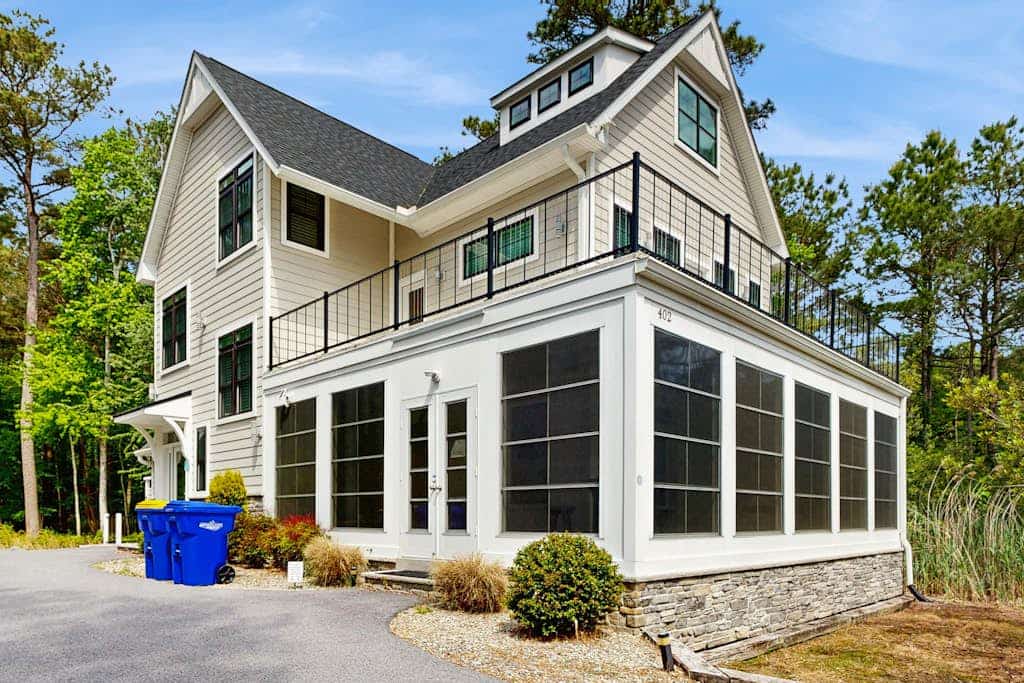 Pond Acres paradise with sunroom, central AC, & washer/dryer
