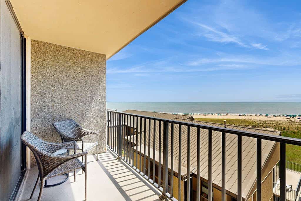 Sea Colony condo with a pool, gym, hot tub, sport courts, & W/D - beach views