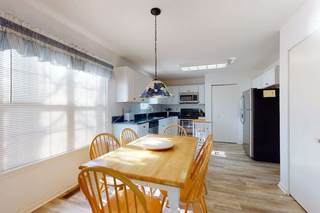 Cottages on Whites Creek house near beach w/private W/D, shared pool, free WiFi