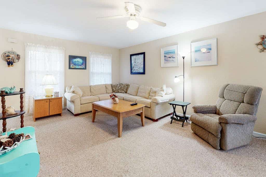 Clearwater Home, perfectly located w/Shared Pool, Private Washer/Dryer, & WiFi