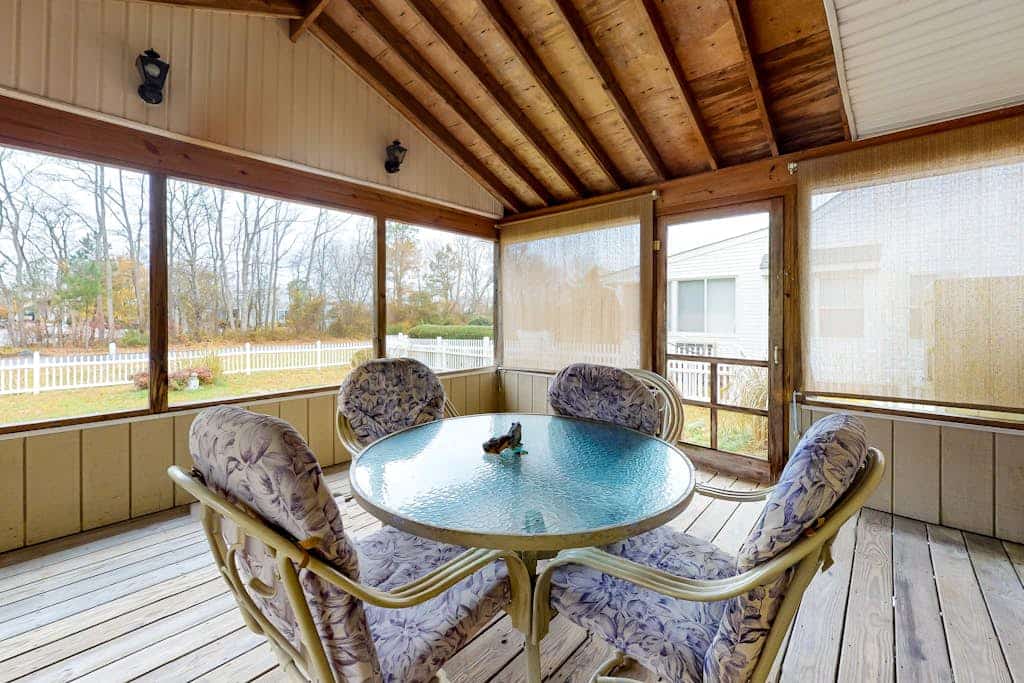 Clearwater Home, perfectly located w/Shared Pool, Private Washer/Dryer, & WiFi