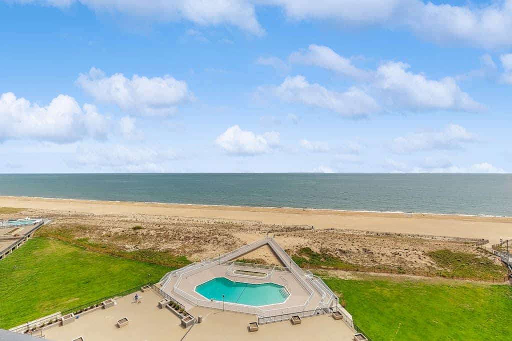 Sea Colony condo in oceanside complex with washer/dryer, shared hot tub & pool