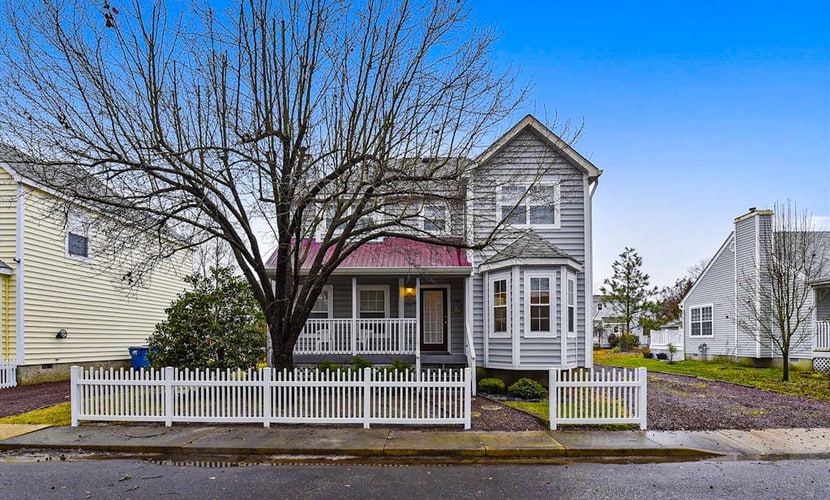 Clear Water Home Close to the Beach w/Shared Pool, Private Washer/Dryer