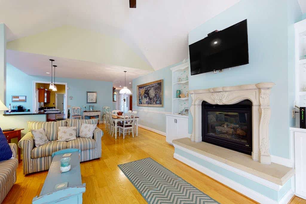 Salt Pond House close to beach with W/D, pool, tennis access