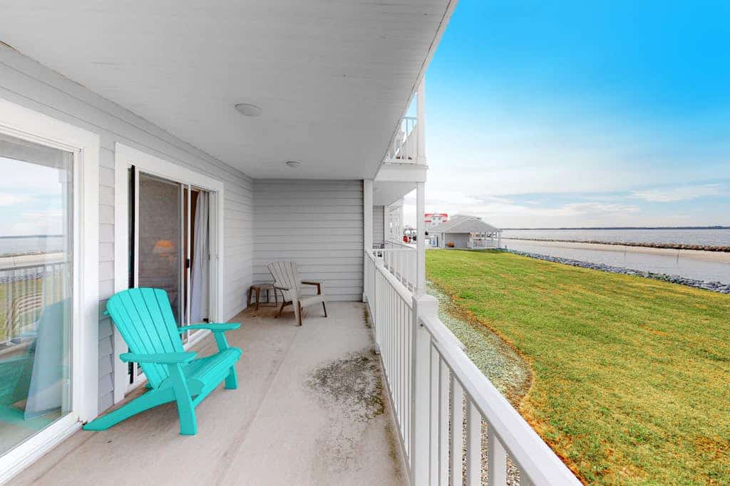 South Shore Marina townhouse on the water with on-site pool, AC & WiFi