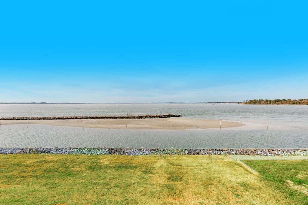 South Shore Marina townhouse on the water with on-site pool, AC & WiFi