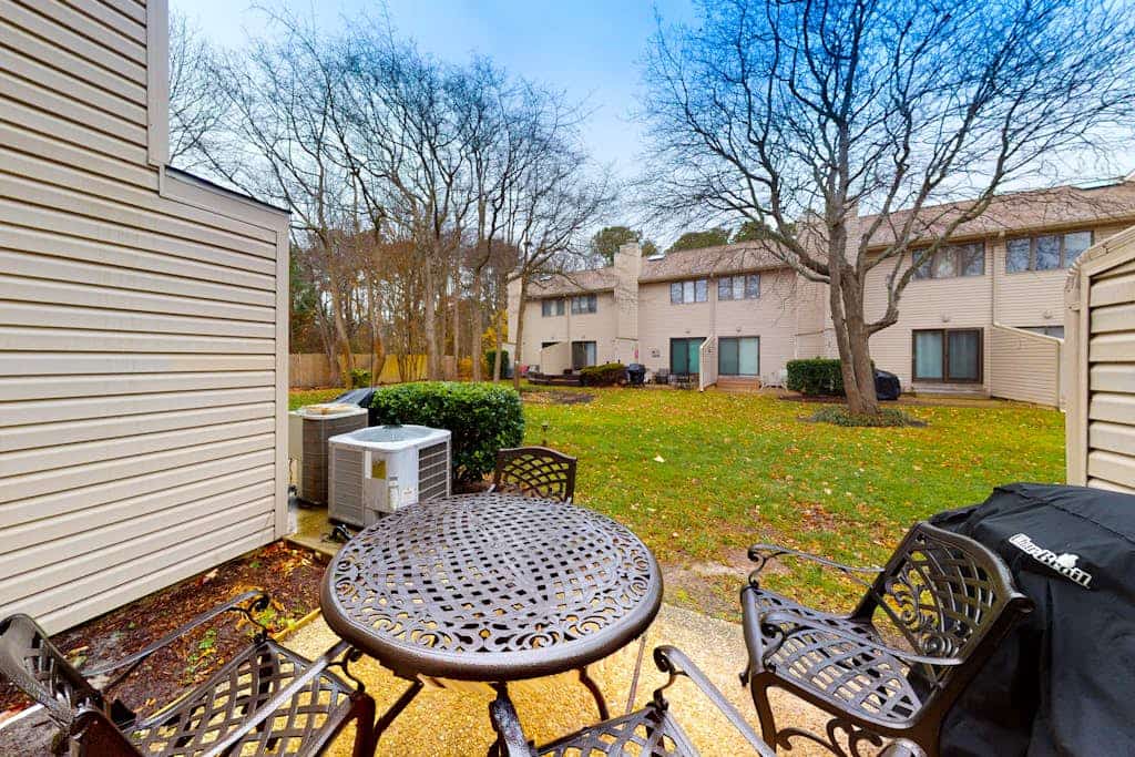 Sea Pines Townhouse Steps From the Water w/Free WiFi, Shared Pool, Private W/D, AC
