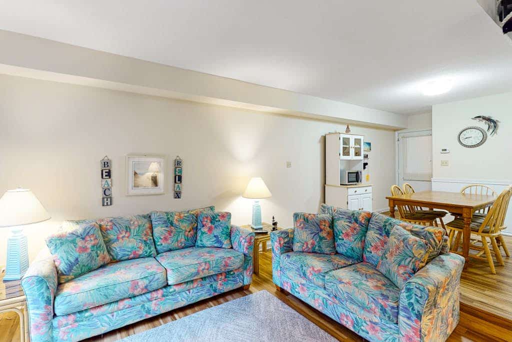 Sea Pines Townhouse Steps From the Water w/Free WiFi, Shared Pool, Private W/D, AC