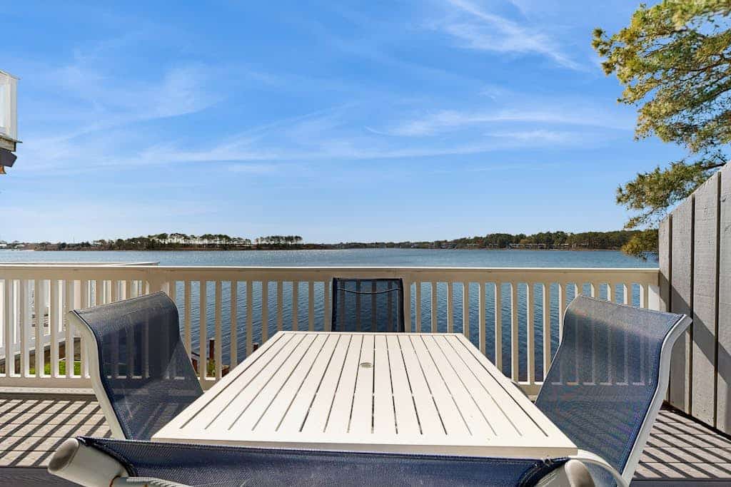Salt Pond townhouse overlooking the water with WiFi & washer/dryer