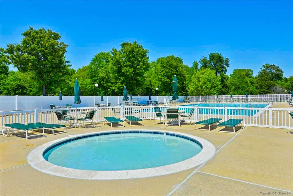 Salt Pond townhouse overlooking the water with WiFi & washer/dryer