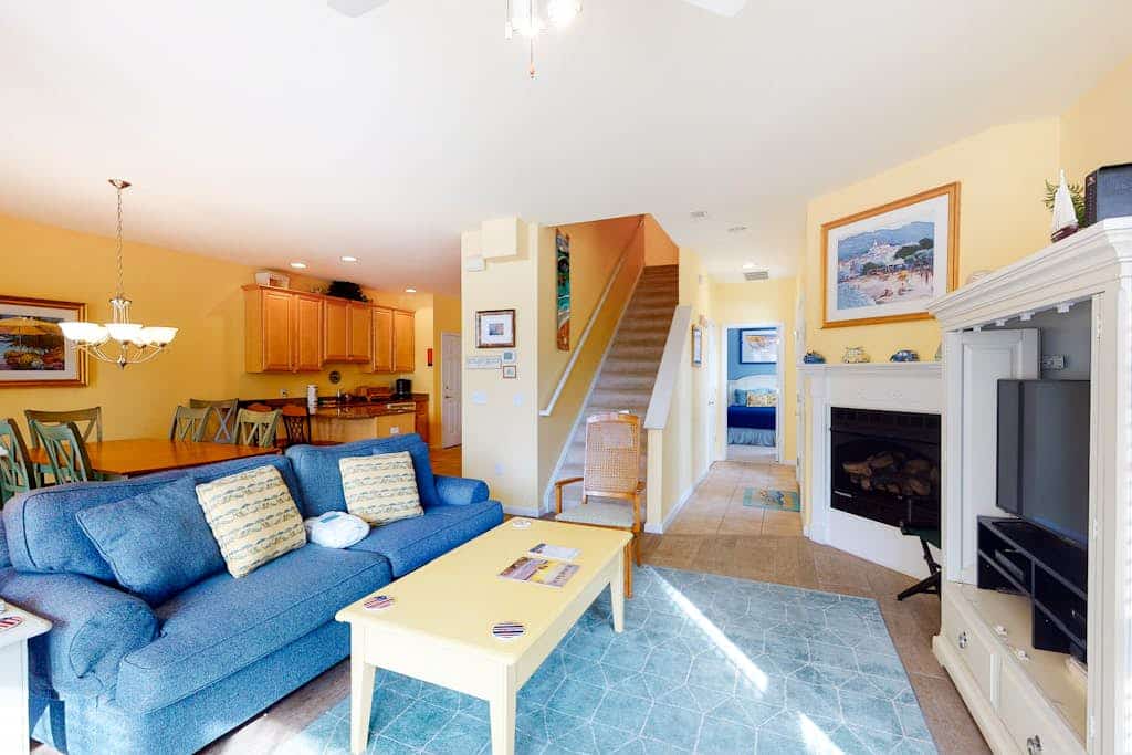 Salt Pond townhouse close to pond & ocean with WiFi & paid-access pool