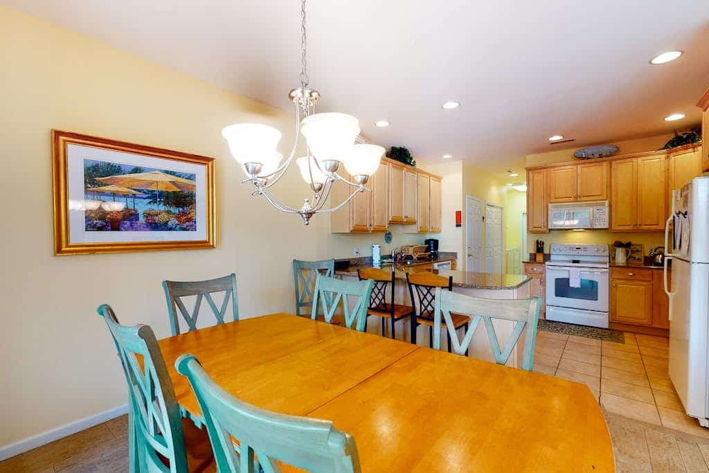 Salt Pond townhouse close to pond & ocean with WiFi & paid-access pool