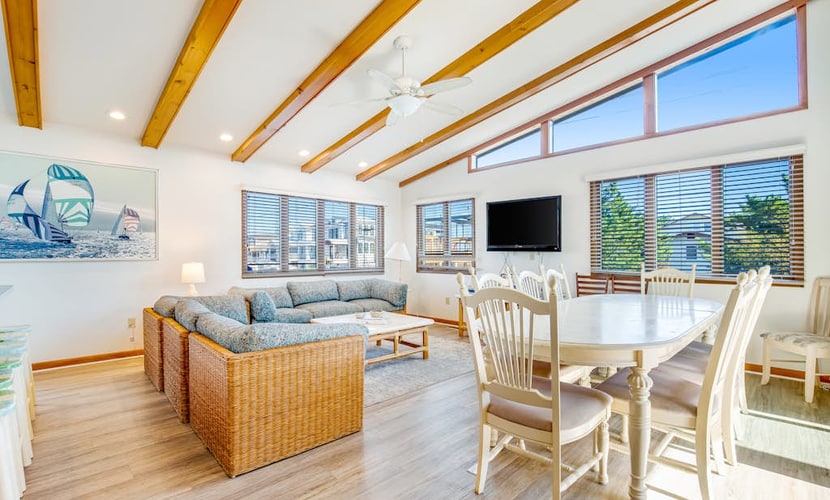Fenwick Island spacious beach house with deck, W/D & full kitchen - dog-friendly