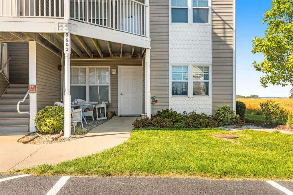 Bethany Bay condo with pool, fireplace, screened porch & AC