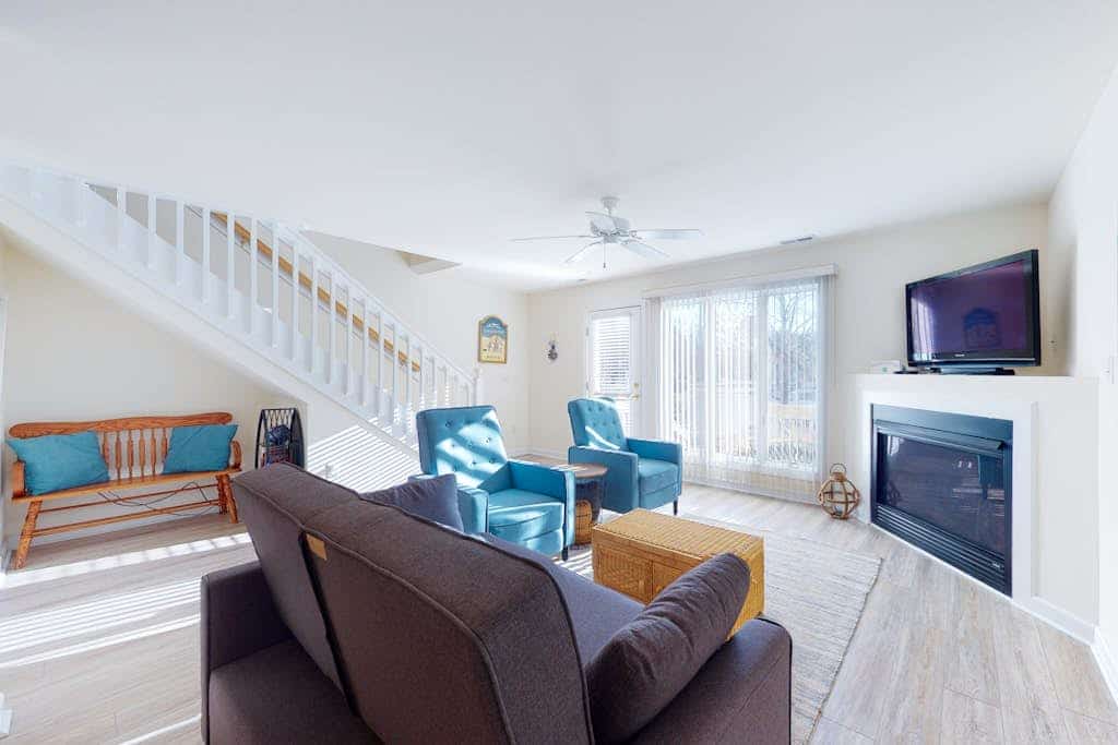 Bayberry Woods condo with fast WiFi, on-site pool, tennis & pickleball