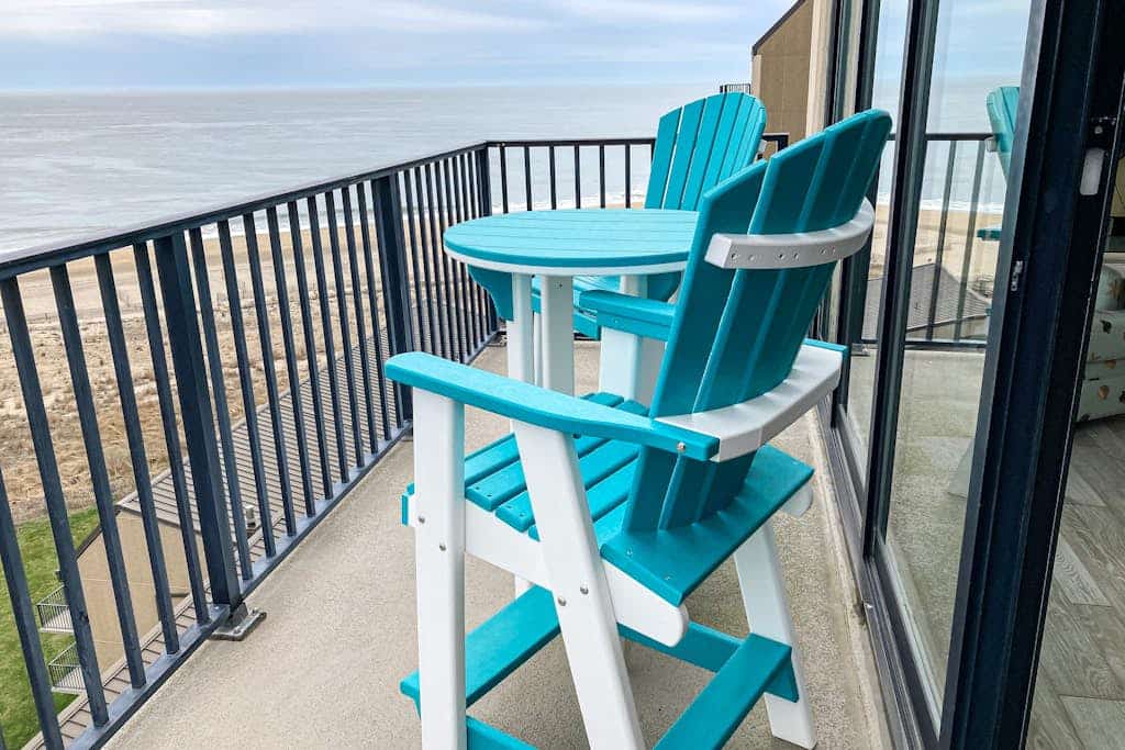 Fun lofted escape near the beach with private balcony, ocean views, WiFi & AC