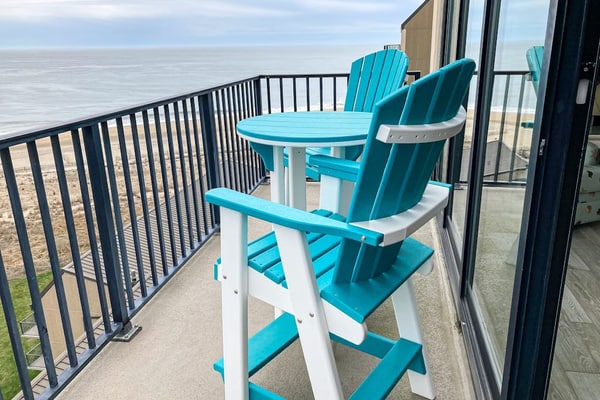 Fun lofted escape near the beach with private balcony, ocean views, WiFi & AC