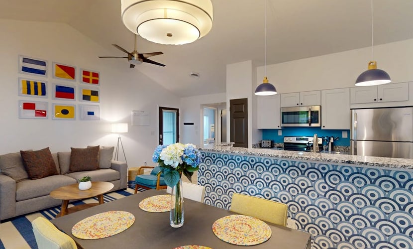 Sea Colony townhome with large deck, fast WiFi & central AC - fully renovated