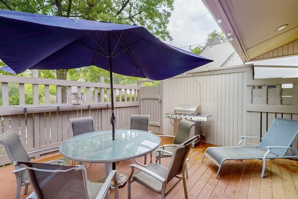 Sea Colony townhome with large deck, fast WiFi & central AC - fully renovated