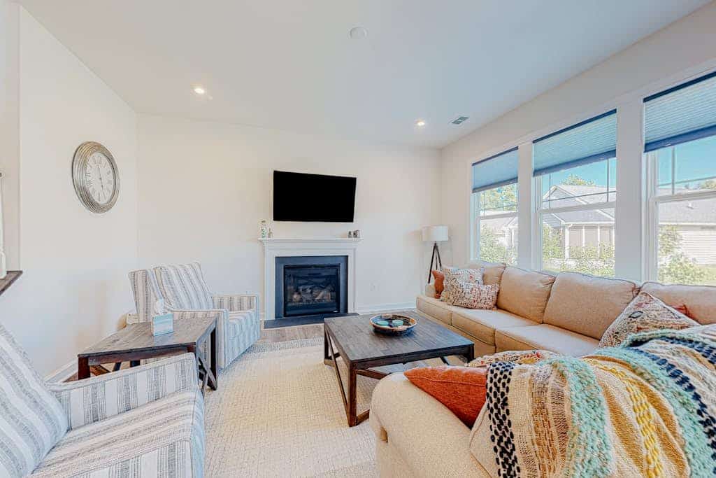 Spacious coastal home with pool & gym, fast WiFi, central AC & great location