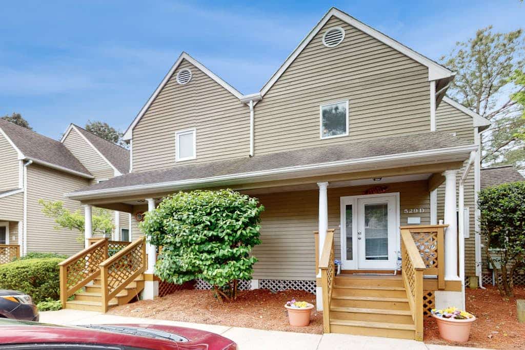 Stewards Watch townhome near beach with screened porch, pool & tennis access