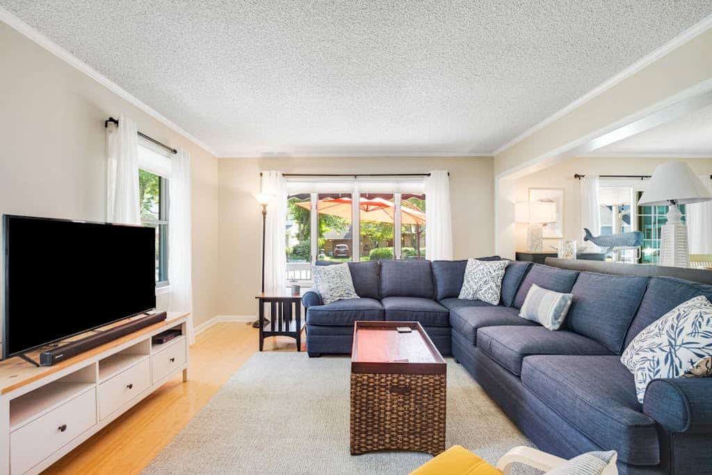 Bright Turtle Walk escape near the beach & town with screened porch, grill & AC