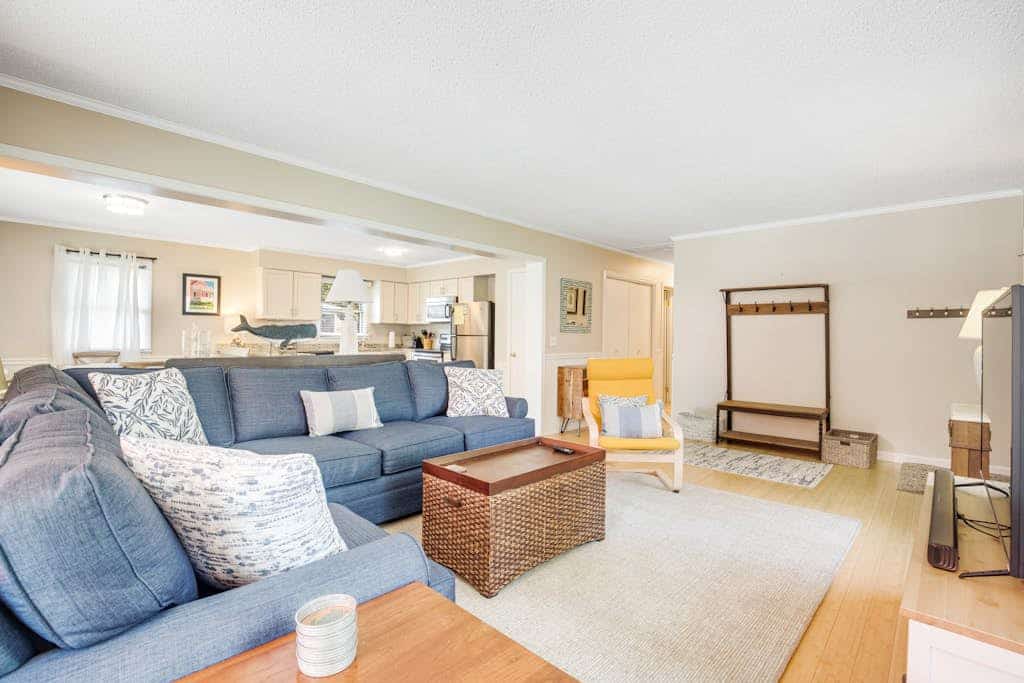 Bright Turtle Walk escape near the beach & town with screened porch, grill & AC