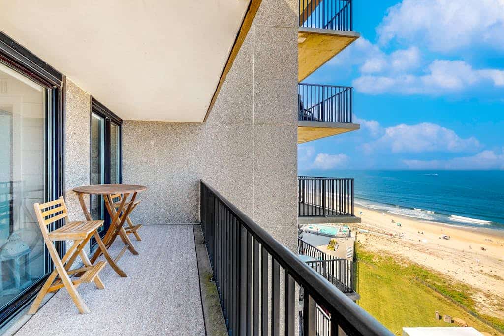 Stunning beachfront condo with pool, sauna, balcony, W/D