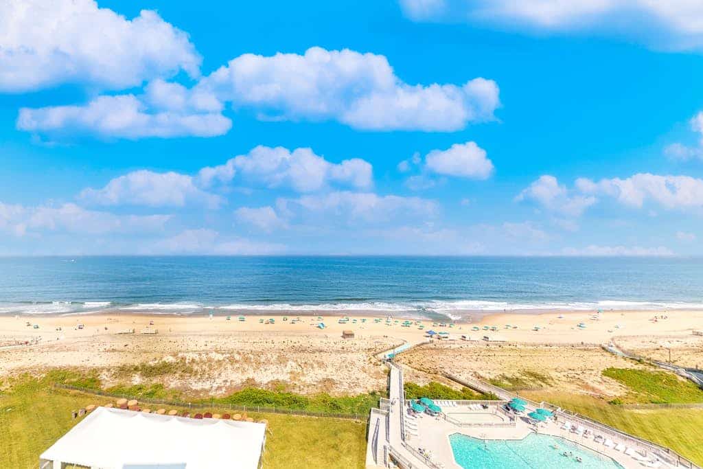 Stunning beachfront condo with pool, sauna, balcony, W/D