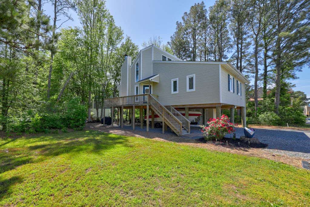 Dog-friendly home close to the beach w/balcony, wood fireplace, gas grill, AC