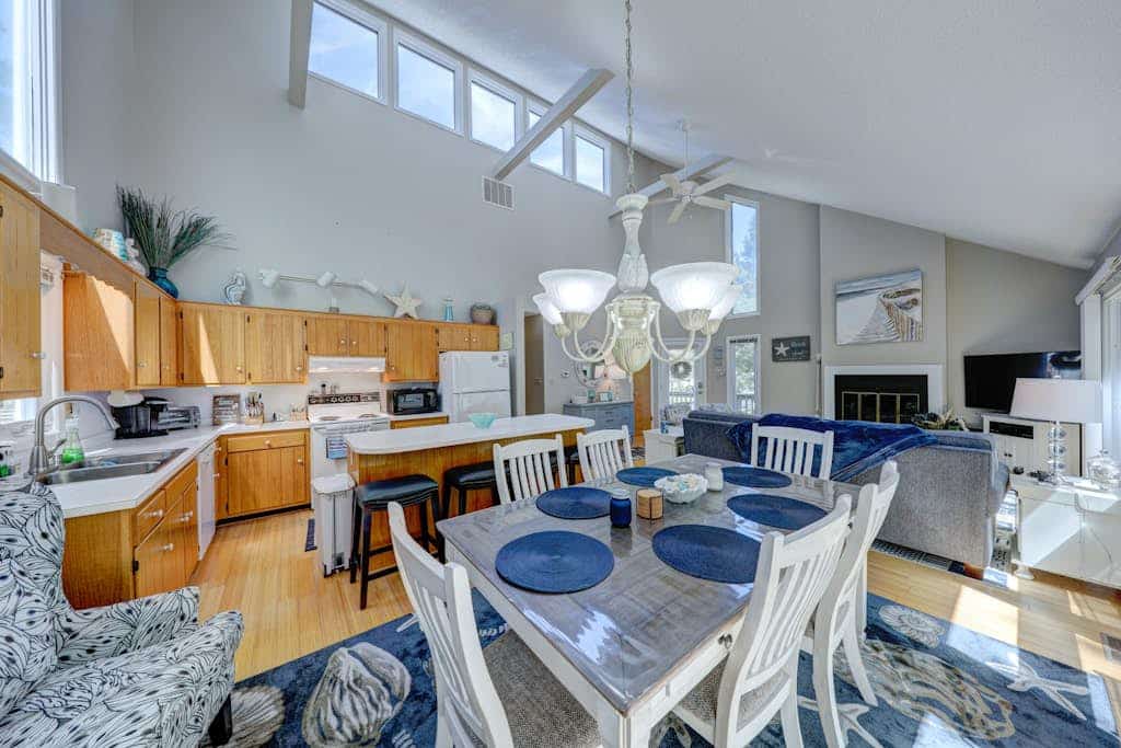 Dog-friendly home close to the beach w/balcony, wood fireplace, gas grill, AC