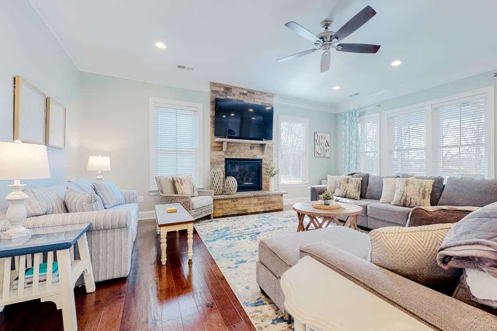 Dazzling Bayside Resort home with pools, gym, & athletic court - close to beach
