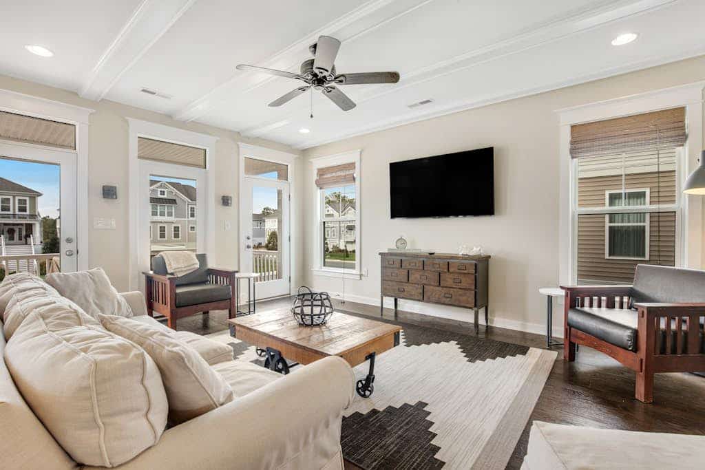 Resort Living in Bethany. AC/Pool and more.